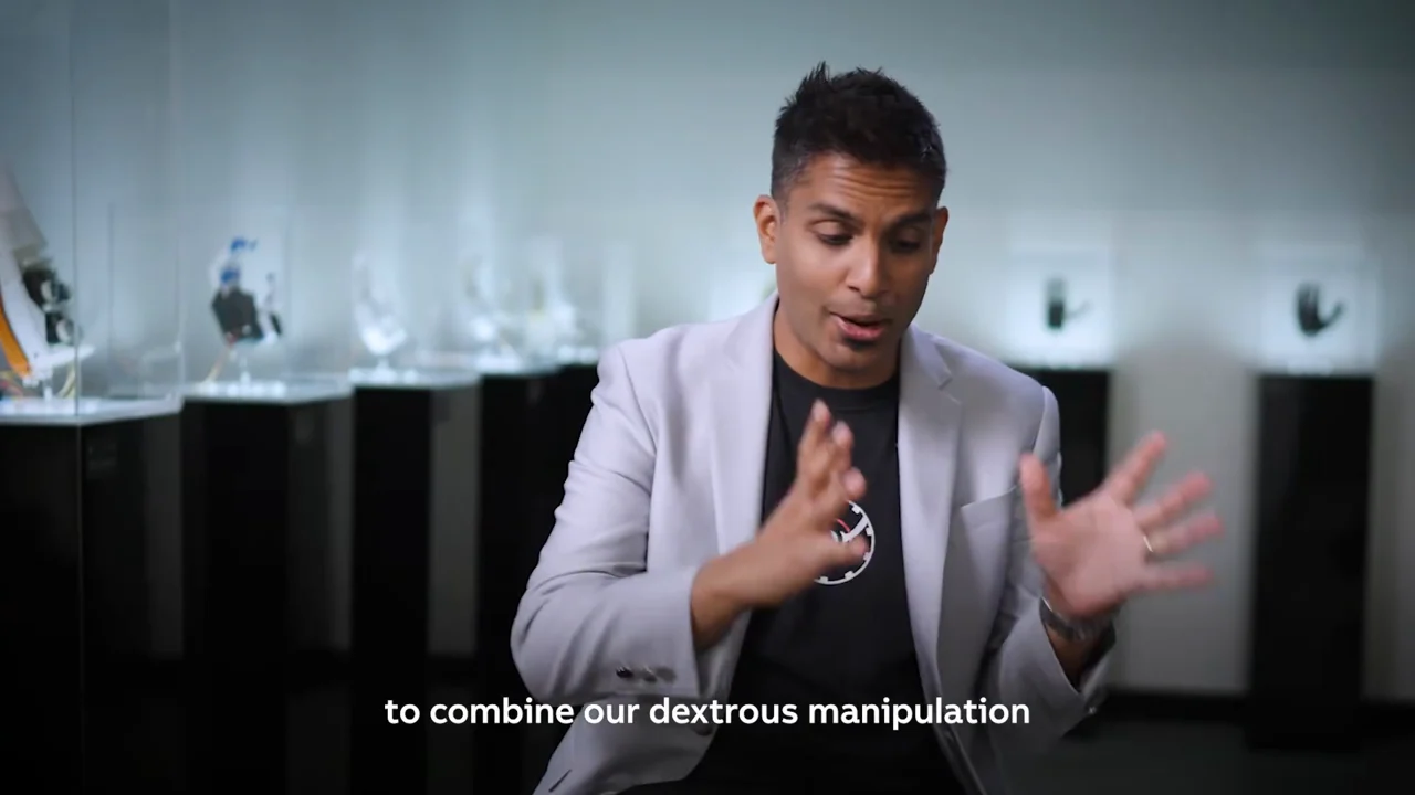 Robotics expert explaining the engineering behind dexterous robotic hands